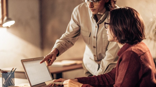 Especialista ofreciendo recomendaciones de antivirus a un cliente con laptop